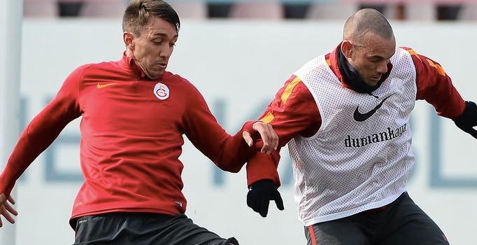 Galatasaray antrenmanında Fernando Muslera savunmada görev aldı