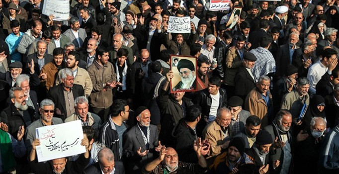 Son dakika! İran'da hükümet yanlıları sokağa çıktı