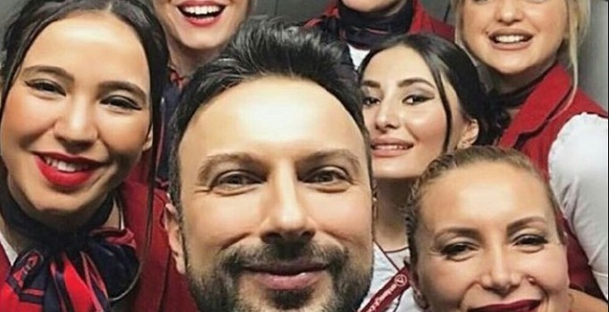 Tarkan’a uçakta yolculardan ve hosteslerden yoğun ilgi