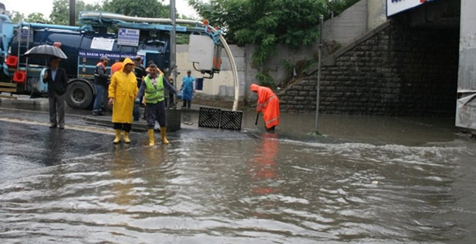 İstanbul'da sağanak su baskınlarına neden oldu