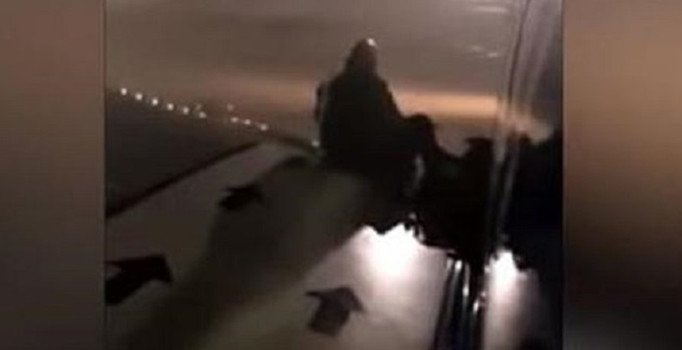 Londra'da ilginç görüntü! Uçağın kanadına oturdu