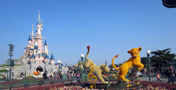 Disneyland'de büyük panik: 2 silah ve cephanelik ele geçirildi