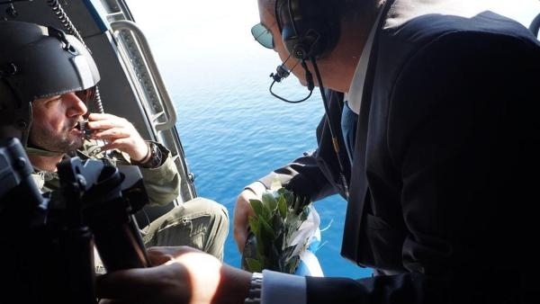 Yunan Bakan Kardak'a çelenk bıraktı