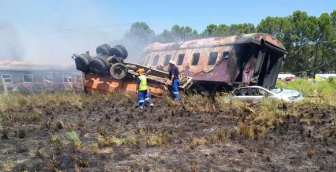 Güney Afrika'da yolcu treni ile kamyon çarpıştı: 12 ölü, 180 yaralı