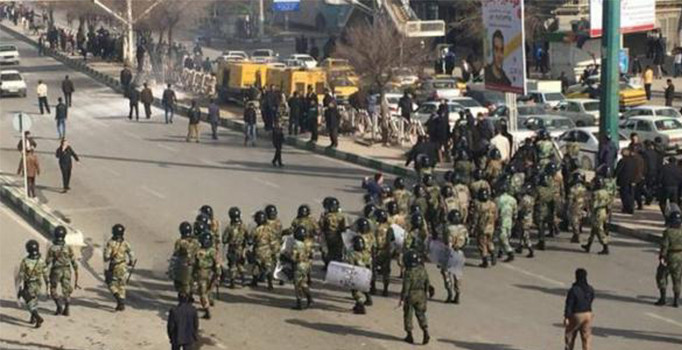 İran Devrim Muhafızları üç kentte konuşlandı