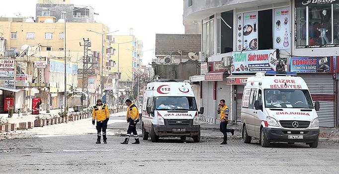 Şırnak Cizre'de PKK'lı teröristler ambulansların yaralılara ulaşmasını engelliyor