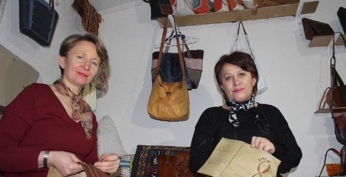 Girişimci iki kadın 3 kilo mantı parasıyla çanta üreticisi oldu