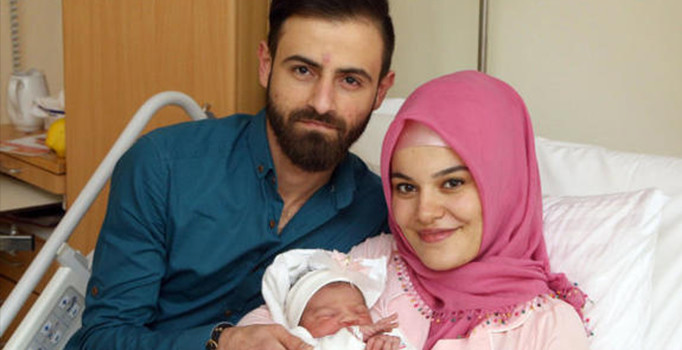 Avusturya'da Türk aile gündem oldu! 'Asel bebek' doğar doğmaz ırkçıların hedefi oldu