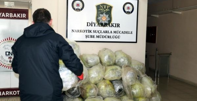 Diyarbakır'da zehir tacirlerine operasyon: 564 kilo esrar ele geçirildi