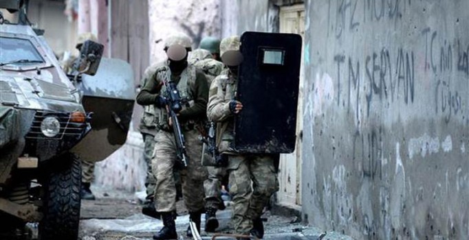 HDP'lilerin 'yaralı siviller var' dediği evden ateş açılıyor