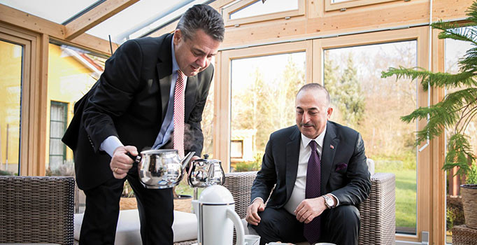 Alman Bakan, mevkidaşı Çavuşoğlu'na Türk çayı ikram etti