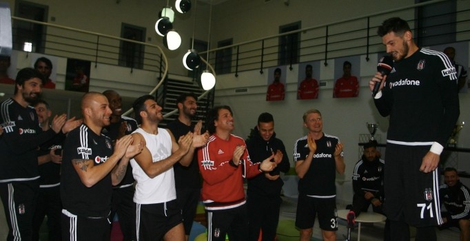 Boyko doğum gününde takım arkadaşlarına şarkı söyledi