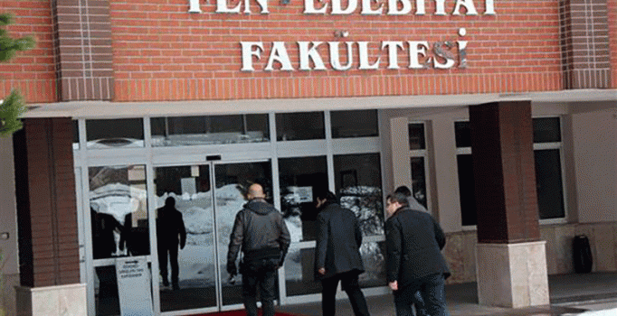 Bolu'da bildiriye imza atan akademisyenlerin evinde arama yapıldı