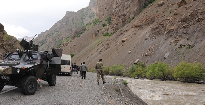 Hakkari'de kamyonet Zap Suyu'na uçtu: 5 kayıp