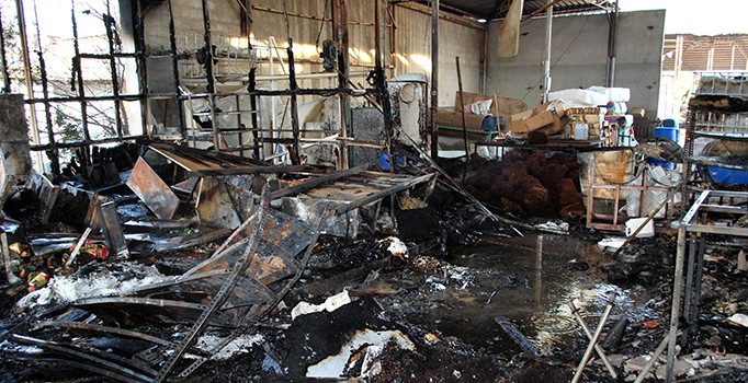 Manisa'da yangın 2 iş yerini kül etti