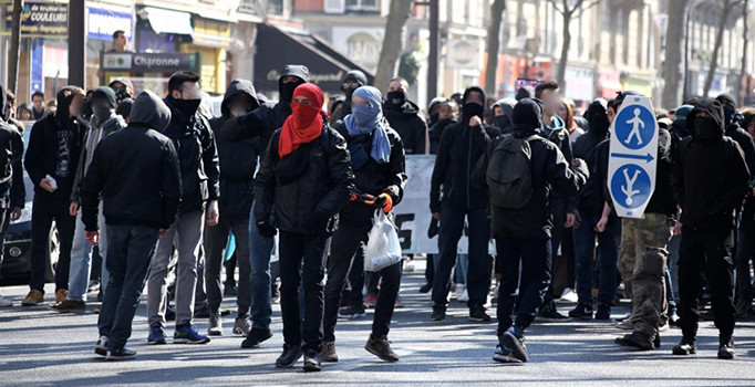 Yunanistan'da göstericiler Çalışma Bakanlığını işgal etti