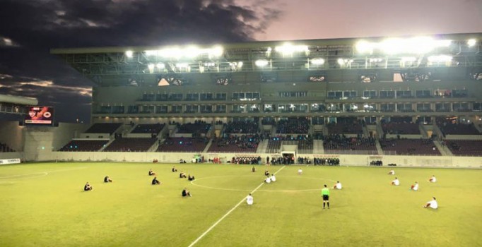 Yunanistan’da futbolcular mülteciler için saha ortasında oturma eylemi yaptı