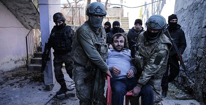 Cizre'de PKK terörünün eve kapattığı vatandaşları Mehmetçik kurtardı