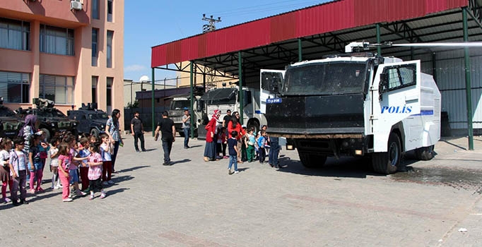 Silopi’de miniklere TOMA'dan su sıkma eğitimi şaşırttı