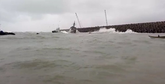 İran savaş gemisi dalgakırana çarptı