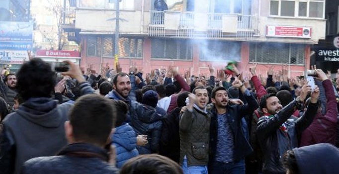 Amedspor taraftarı Bursaspor galibiyeti sonrası sokağa döküldü | Son dakika Diyarbakır Haberleri