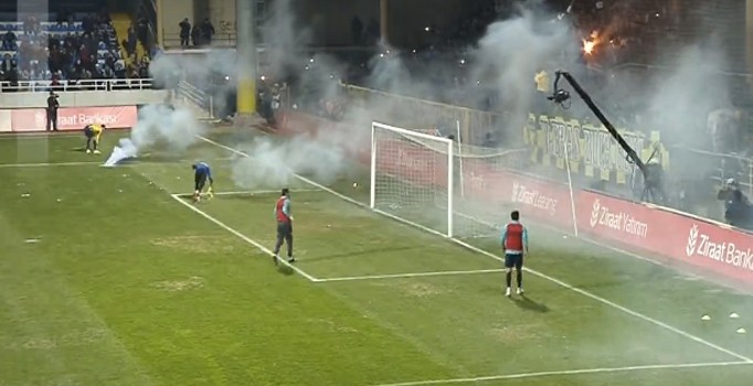 Bucaspor Beşiktaş maçında sahaya meşale yağdı