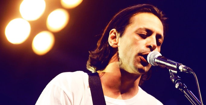 Duman grubunun solisti Kaan Tangöze sevgilisi ile otelde yaşıyor