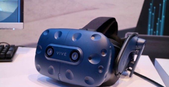 HTC Vive Pro ve kablosuz adaptör tanıtıldı