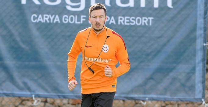 Galatasaray'ın yeni transferi Martin Linnes imza gününe katıldı