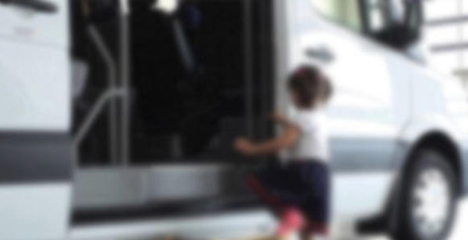 Okul servisinde unutulan kızı saati kurtardı