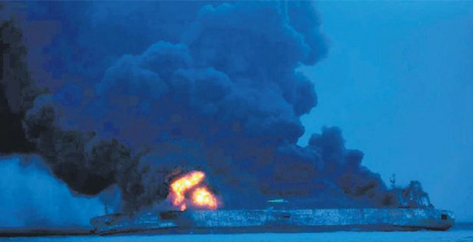 Doğu Çin Denizi'nde alev alan tanker battı