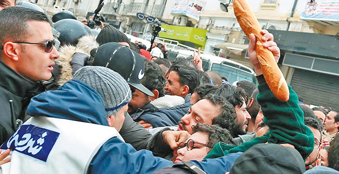 Devrimin yıldönümünde ekmek isyanı