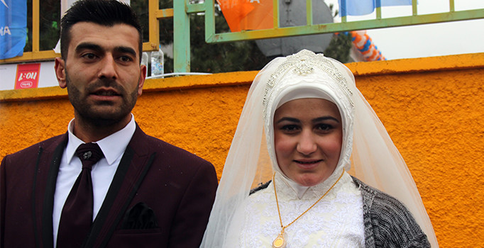 Gelin ve damatlıkla Cumhurbaşkanını görmeye geldiler