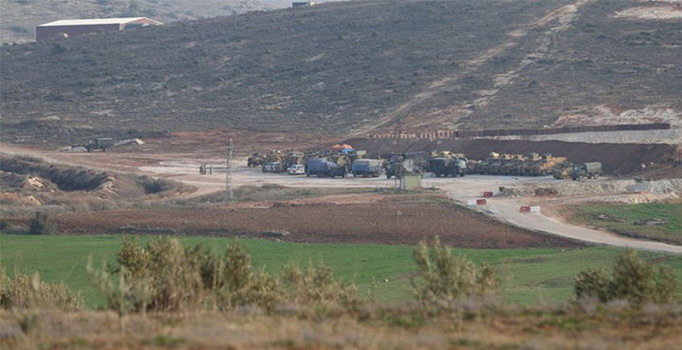 Son dakika! Hatay'da askeri hareketlilik: Mevziler kazıldı, obüsler çevrildi