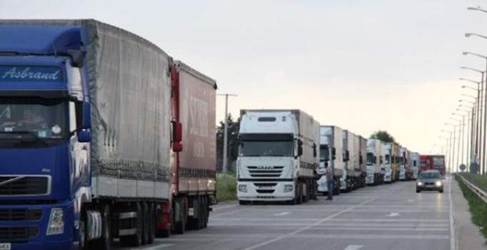 Kapıkule'de tır kuyruğu şoförleri isyan ettirdi