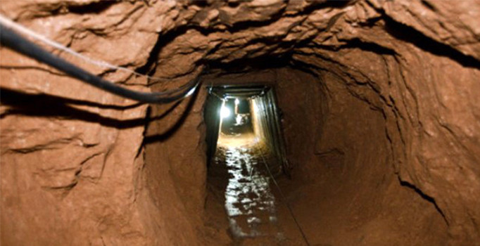 İsrail Gazze şeridinden Mısıra açılan bir tüneli yok ettiğini açıkladı