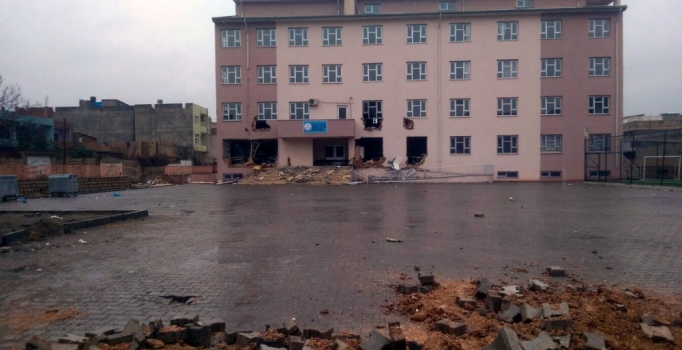 Nusaybin'de PKK'lılar iş makinalarıyla okulu yıkmaya çalıştı | Nusaybin son dakika haberleri