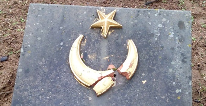 Rusya'nın ilhak ettiği Kırım'da Türk Şehitliği'ne saldırı