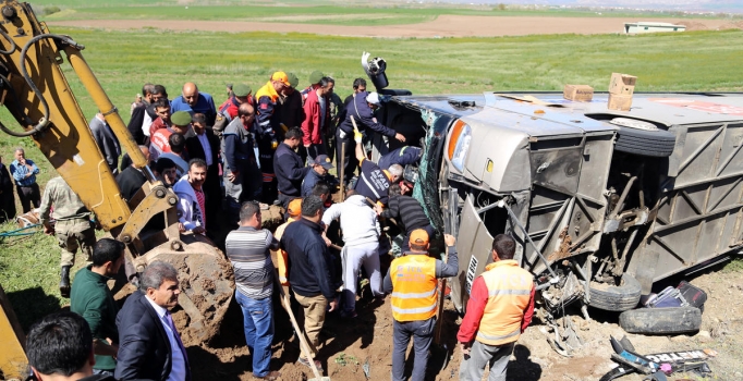 Öğrencileri taşıyan otobüs devrildi, 50 yaralı var