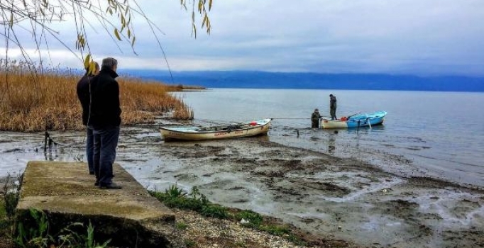 İznik Gölü'nde sular çekildi, kayıklar mahsur kaldı