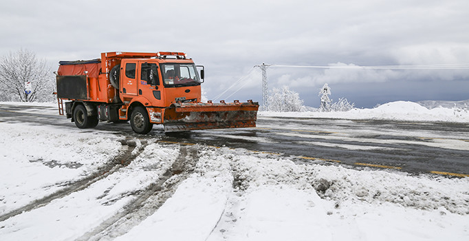 Kastamonu'da kar yağışı 30 köy yolunu kapattı