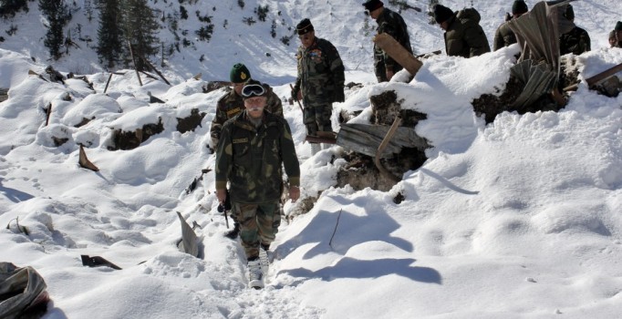 Hindistan'da 10 asker çığ altında kaldı