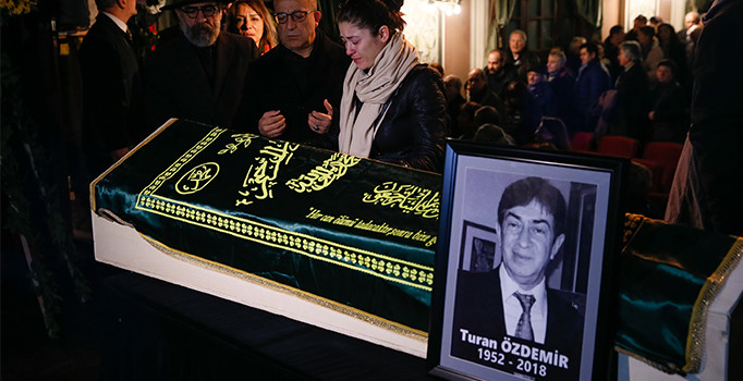 Ünlü oyuncu Turan Özdemir son yolculuğuna uğurlandı