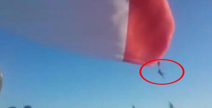 Asker bayrağı tutamayınca bayrakla birlikte havalandı