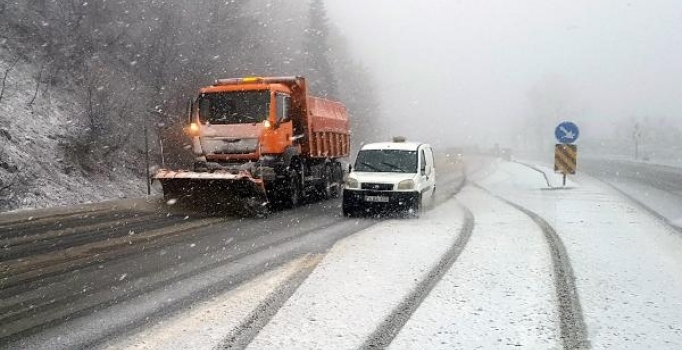 Bolu Dağı'nda ulaşıma kar engeli