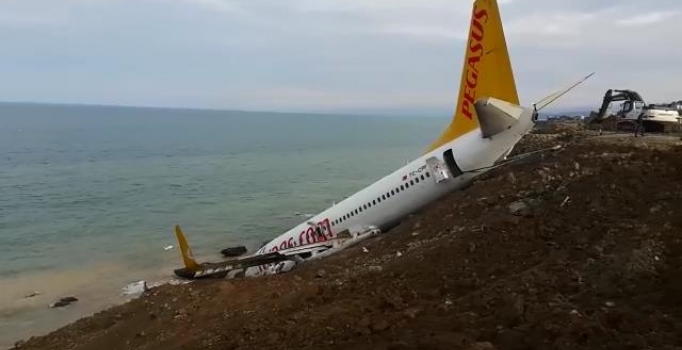 Havalimanı uçuş trafiğine kapatıldı, uçak için kurtarma operasyonu başladı