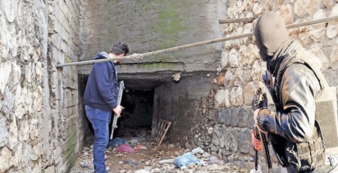 Sur'da 70 terörist tünellerde sıkıştırıldı