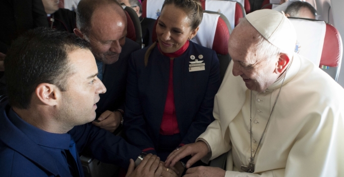 Papa uçakta iki kabin görevlisini evlendirdi