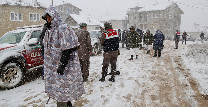 Isparta'da askeri uçağın enkazı aranıyor