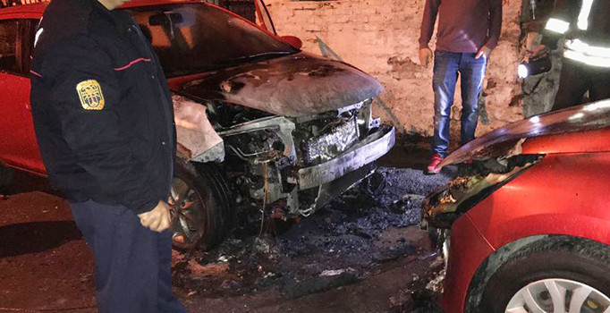 Milas’ta park halindeki 2 otomobil yandı